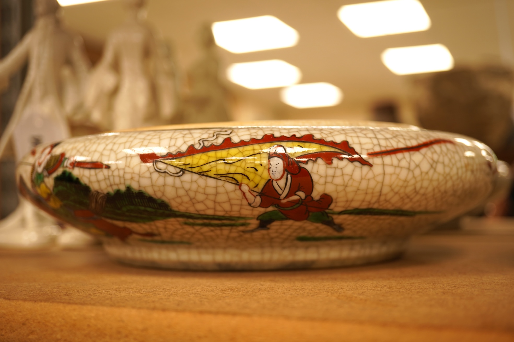 A mixed group of Chinese and Japanese ceramics (6)